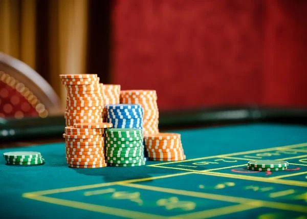 Live roulette table with dealer and betting grid on maxim mobile app